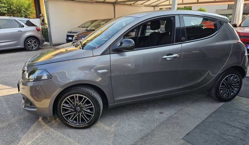 
								Lancia Y 1.0 FireFly Ibrida 68cv – 2021 full									