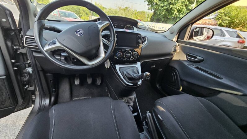 
								Lancia Y 1.0 FireFly Ibrida 68cv – 2021 full									